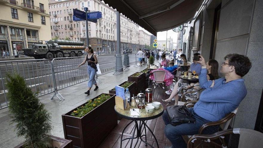 Abren las terrazas en Moscú mientras Rusia registra al día 8.000 nuevas infecciones