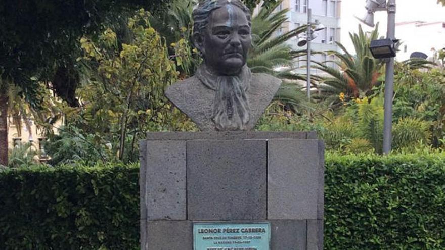 Busto en honor a la madre de José Martí en el parque García Sanabria.