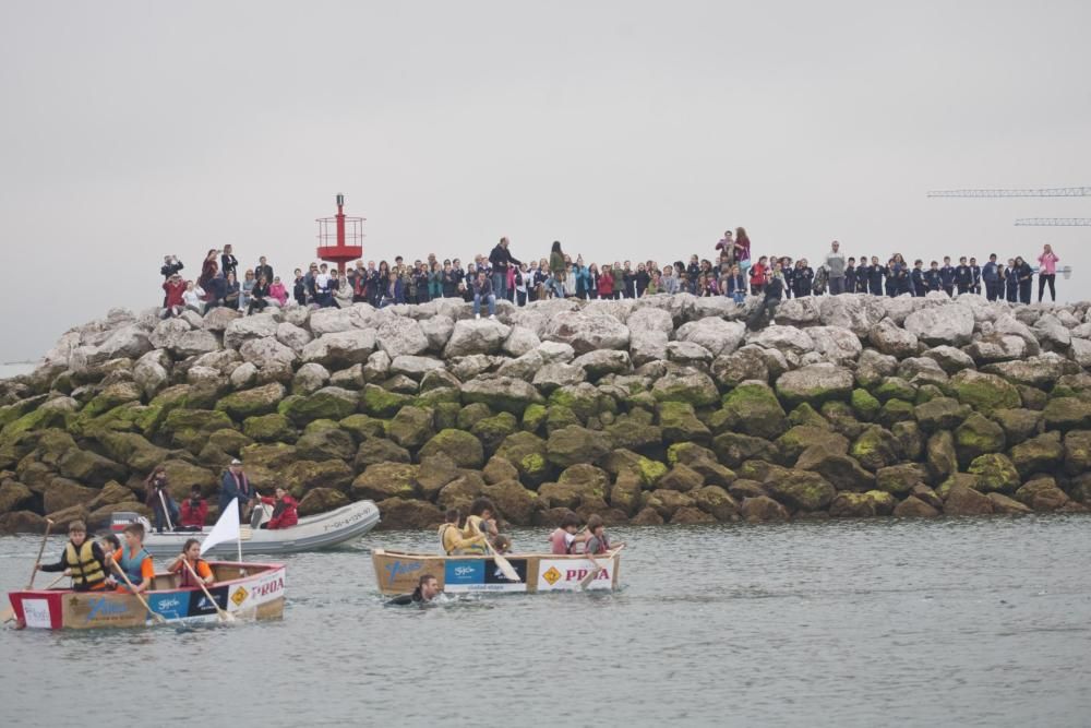 Botadura de chalanas de cartón en Marina Yates, en Gijón