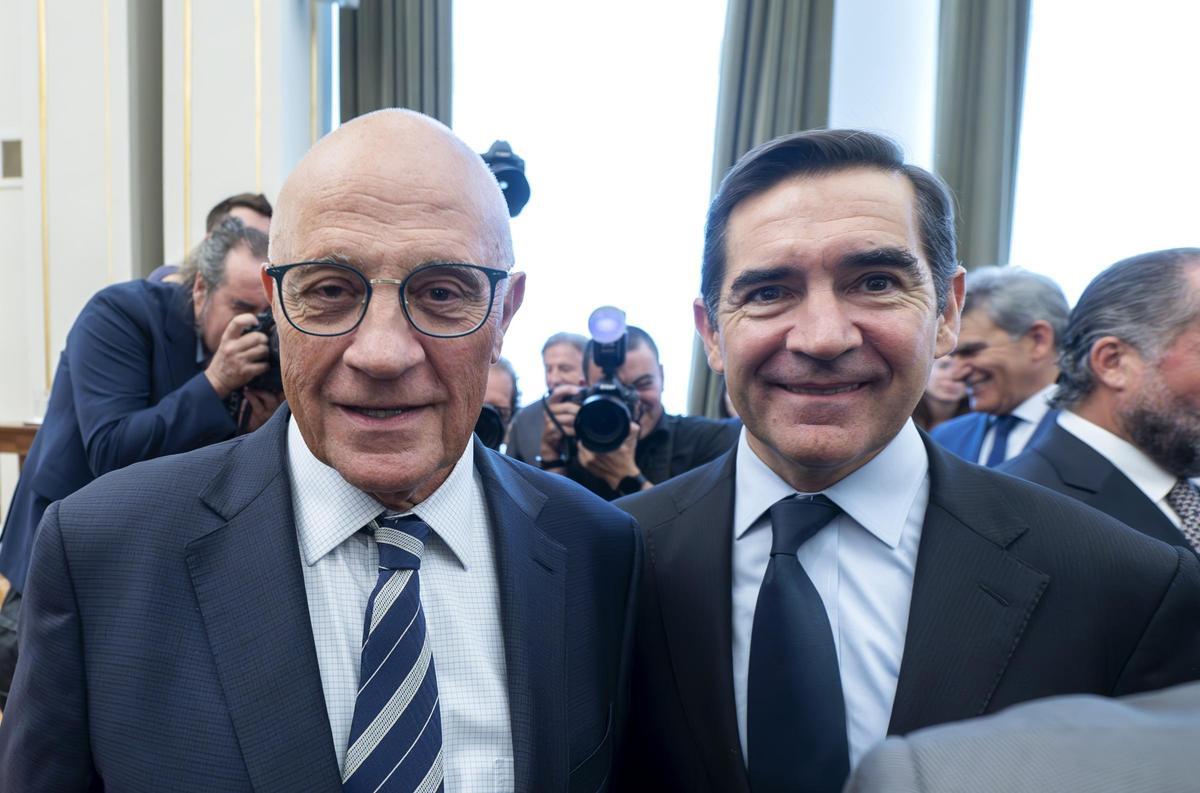 El presidente del Sabadell, Josep Oliu, y el del BBVA, Carlos Torres, en el Banco de España en septiembre de 2024.