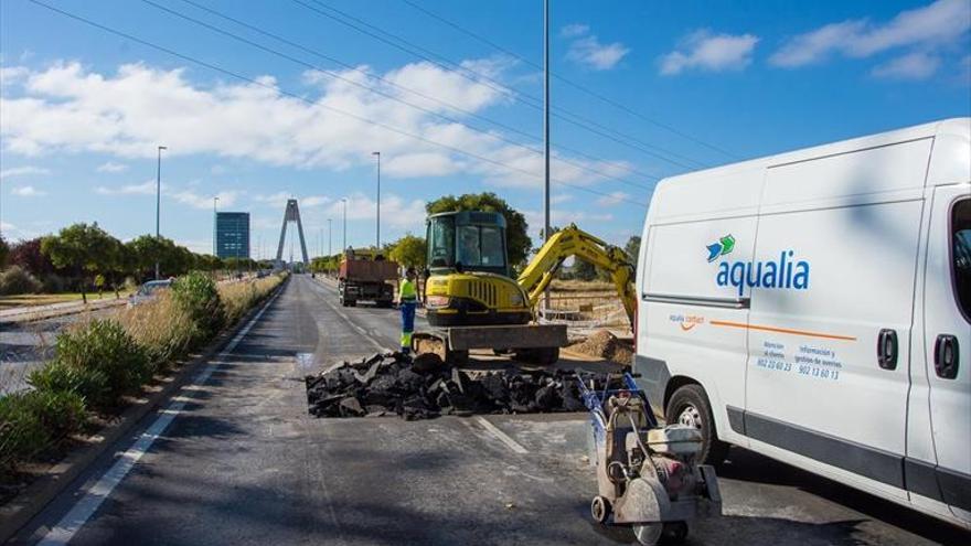 El reventón de la red en el puente Real causa retenciones de tráfico