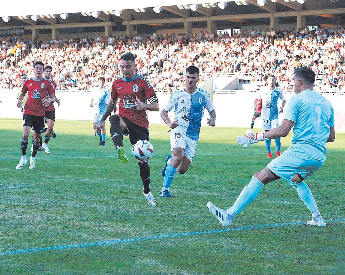 Iago Aspas (Celta de Vigo) define ante Pato Guillén (SD Compostela).