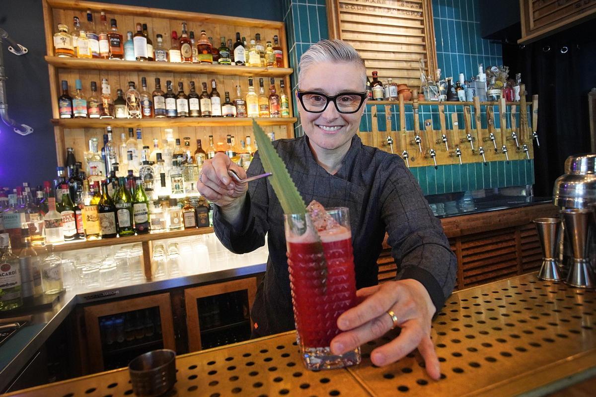 Mariona Vilanova amb un còctel amb una base de maduixa.