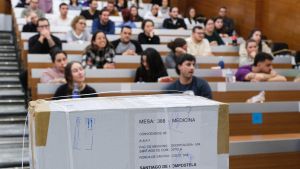 Imagen de archivo de un grupo personas esperado para realizar la prueba MIR.