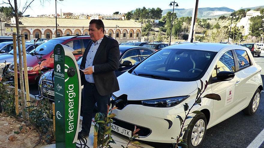 Un coche carga la batería en un punto de recarga de Ontinyent, en una imagen de archivo. | LEVANTE-EMV