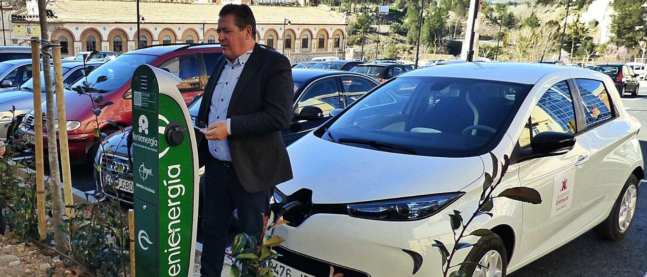 Un coche carga la batería en un punto de recarga de Ontinyent, en una imagen de archivo. | LEVANTE-EMV