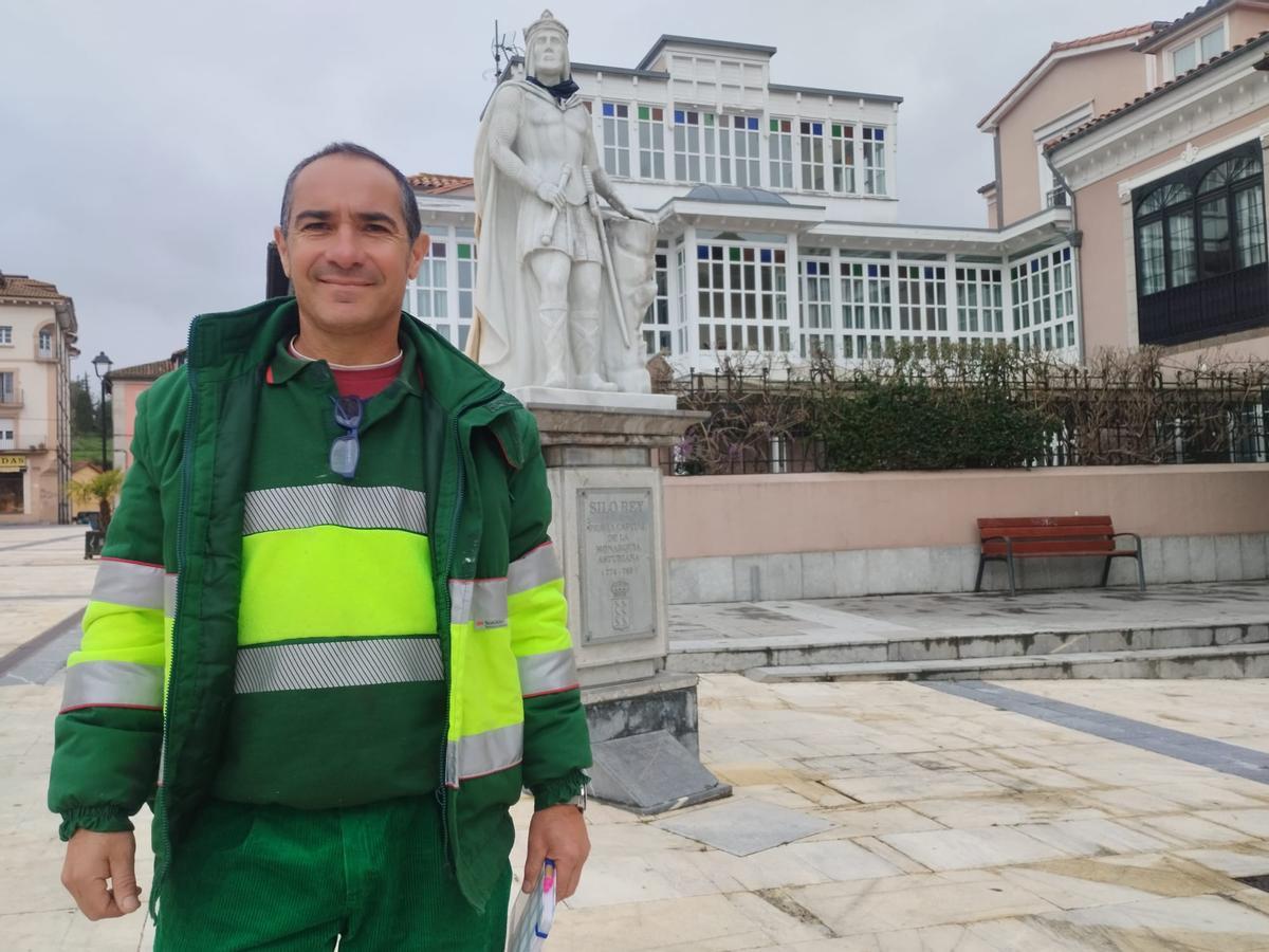 Uber Isidro Gallego Alberti, junto a la estatua del Rey Silo en Pravia.