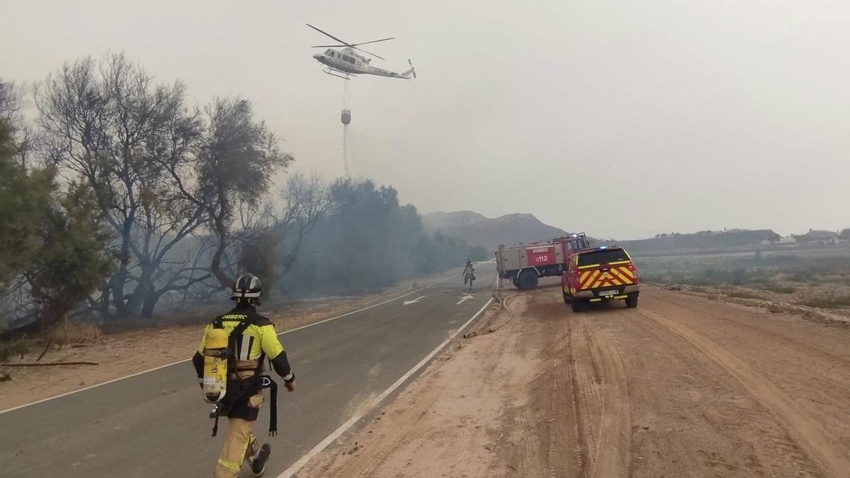 Incendio forestal junto a la playa de Águilas en Murcia