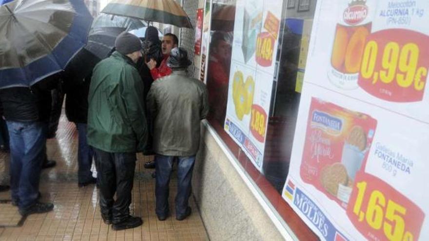 Personal de la alimentación que forma un piquete ante la puerta de un supermercado de la ciudad de Pontevedra.  // Noé Parga