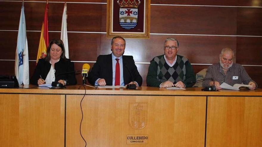 Imagen de la firma ayer en Culleredo del pacto entre PSOE y Marea Veciñal para aprobar el presupuesto.