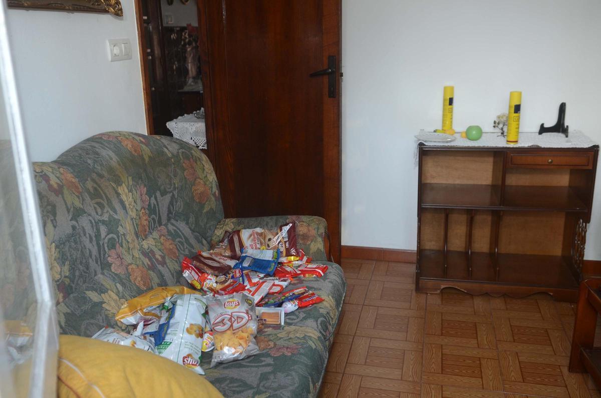 Parte del botín de chucherías que dejaron en una vivienda.