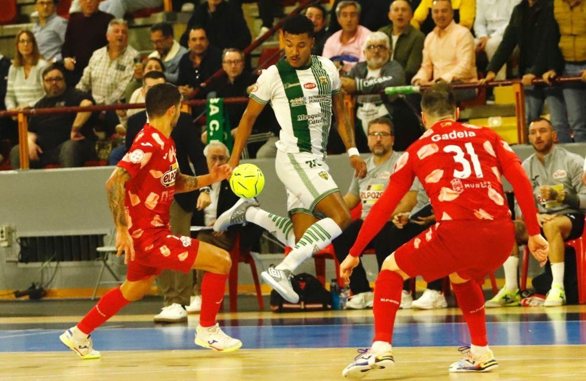 Kaué controla el balón.