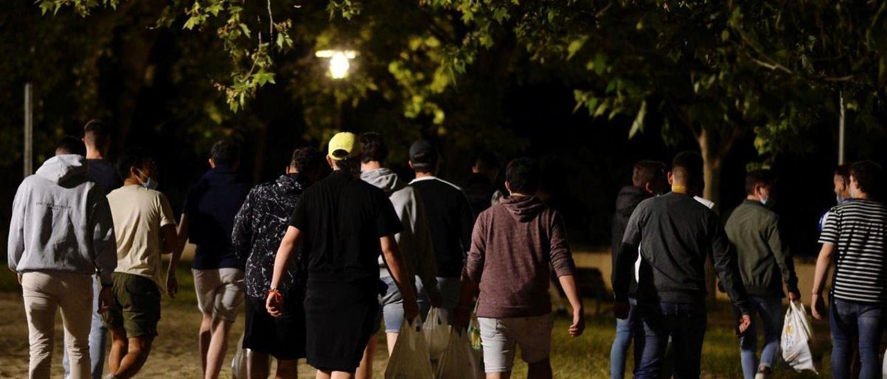 Imagen de archivo de un grupo de jóvenes en un botellón.