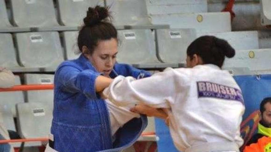 Lydia Cortines, de azul, durante una de sus competiciones.