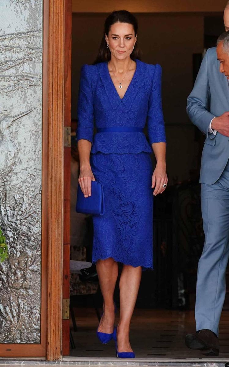 Kate Middleton con vestido azul de Catherine Walker en Belize