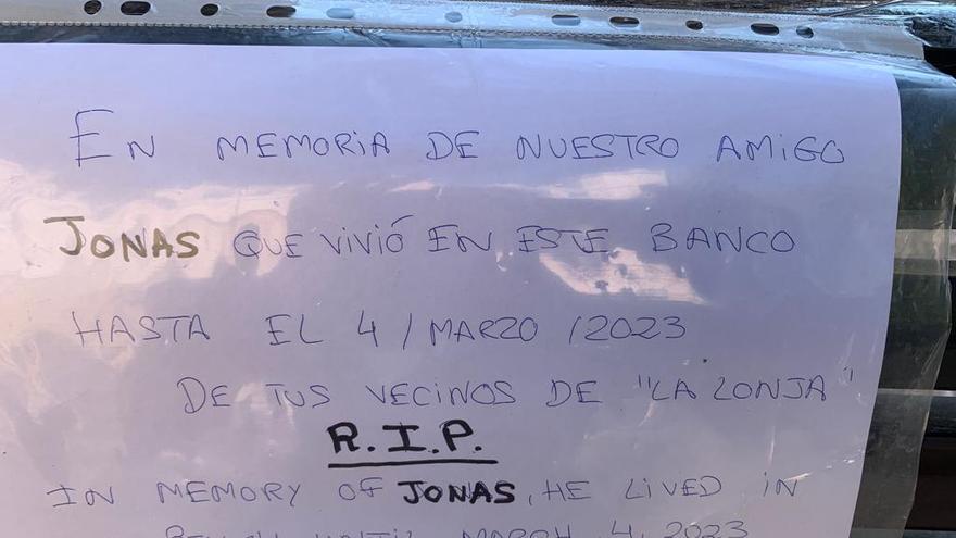 La nota que han escrito los vecinos en memoria de Jonás.