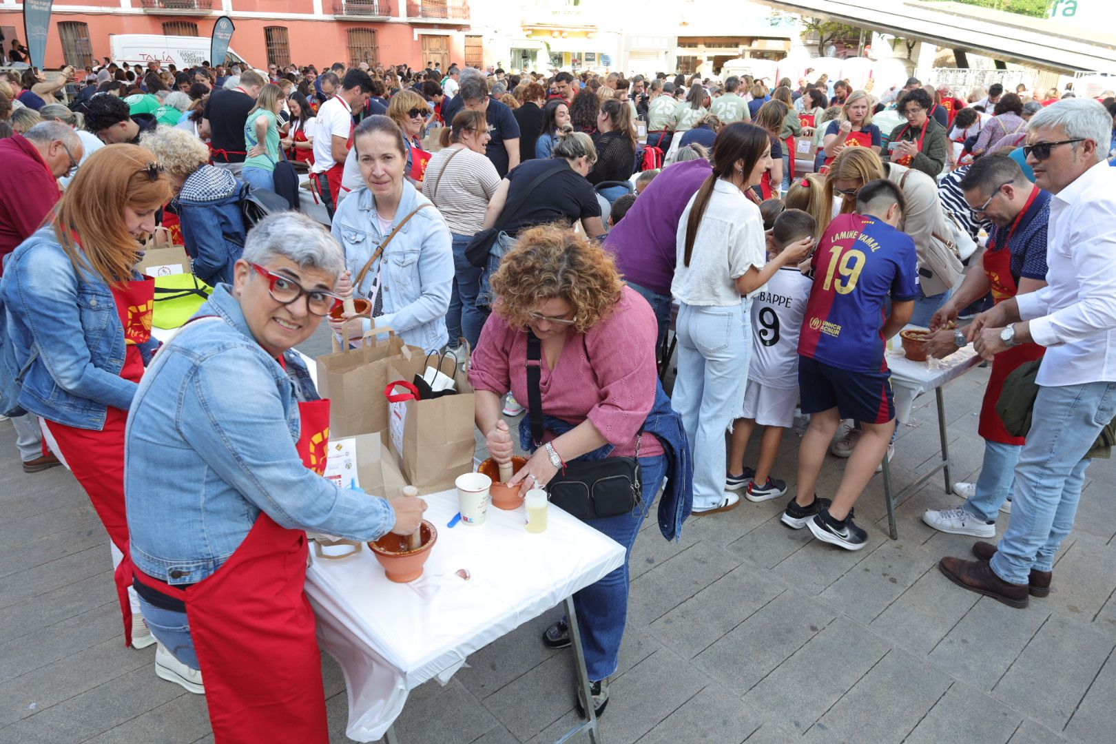 FOTOGALERÍA I Las imágenes de la Nit de la Xulla y del encuentro de elaboración de allioli de las fiestas de Vila-real