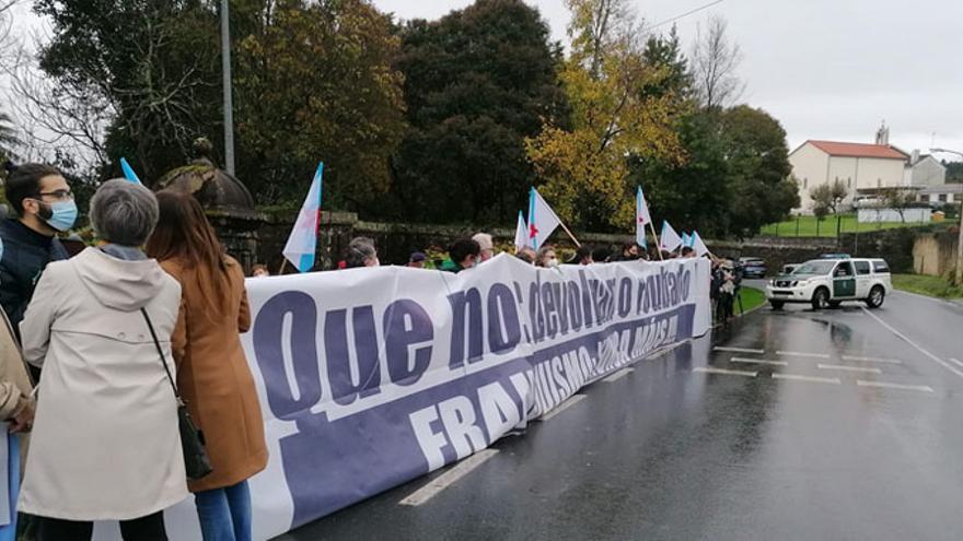 Pancarta desplegada ante el pazo de Meirás el día de su devolución al Estado.