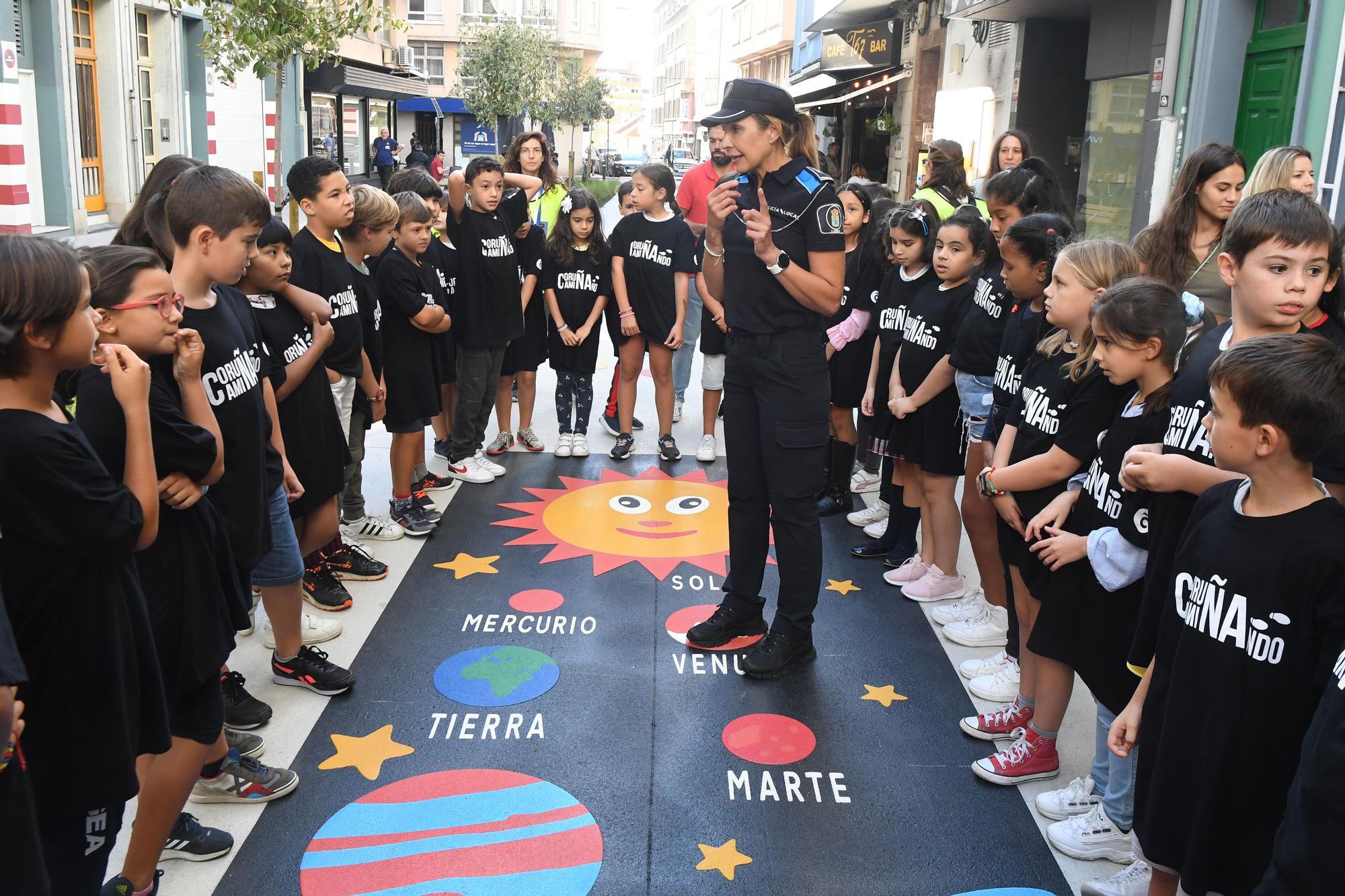 La alcaldesa acompaña a escolares del colegio Sagrada Familia en una actividad de educación vial