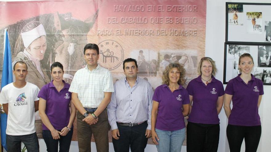 Miembros de la Fundación Cavalli y representantes municipales en el acto de presentación.