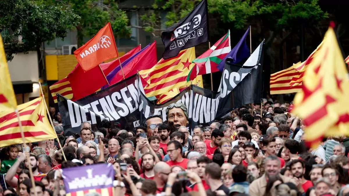Miles de personas llenan la Plaza de España de Palma en defensa del catalán
