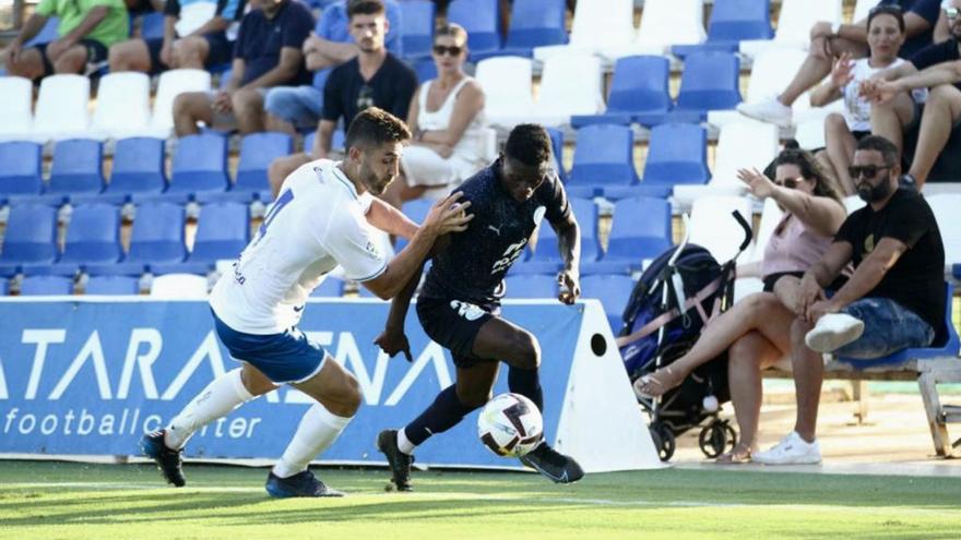 La UD Ibiza encaja ante el Tenerife su primera derrota de aprendizaje