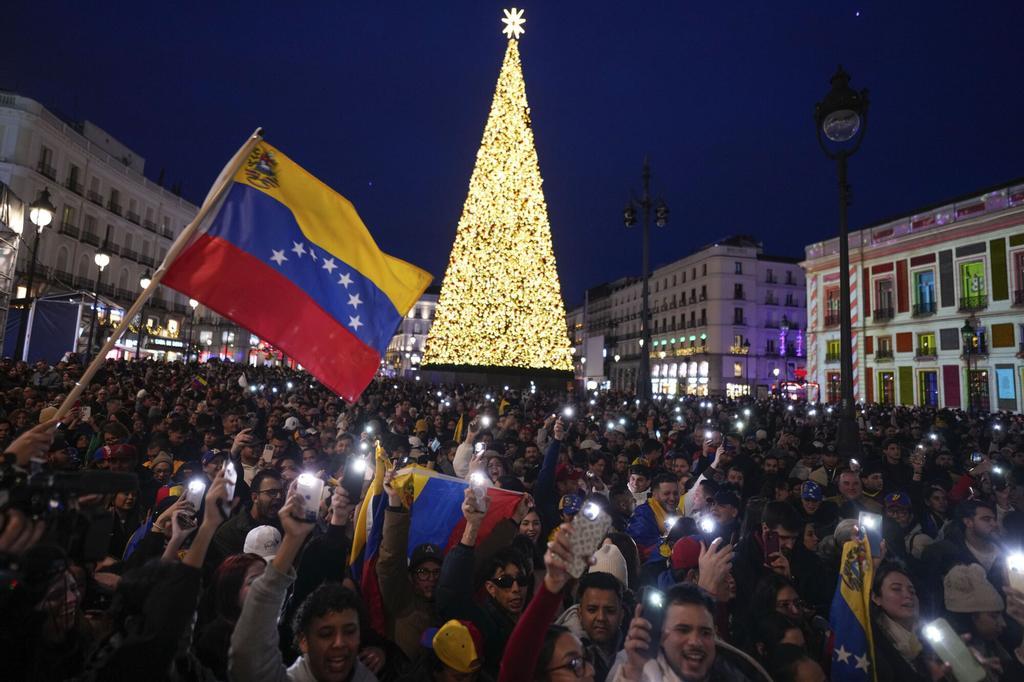 Miles de venezolanos llenan el centro de Madrid al grito de "libertad" tras  la detención de Maduro