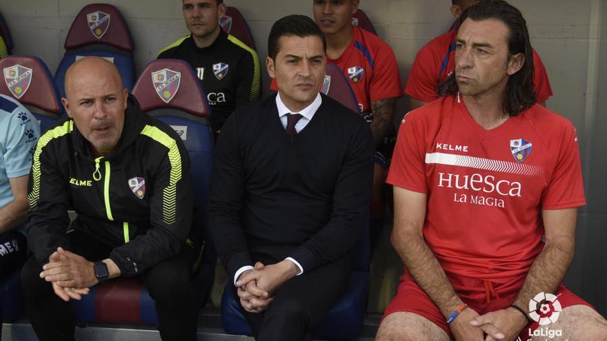 Francisco Rodríguez, en el centro de la imagen, durante un encuentro de la pasada temporada con el Huesca.