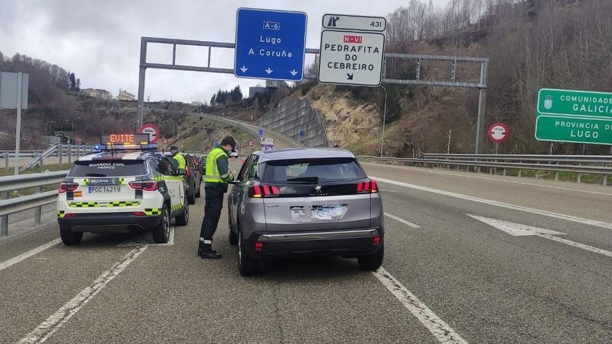 Multado con 200 euros por llevar la baliza v-16 pero no tener el otro elemento obligatorio en la guantera en caso de avería: la Guardia Civil vigila los coches asturianos