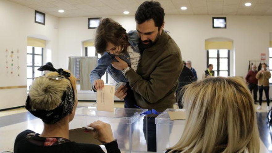 El president del Parlament, Roger Torrent, votant a Sarrià de Ter.