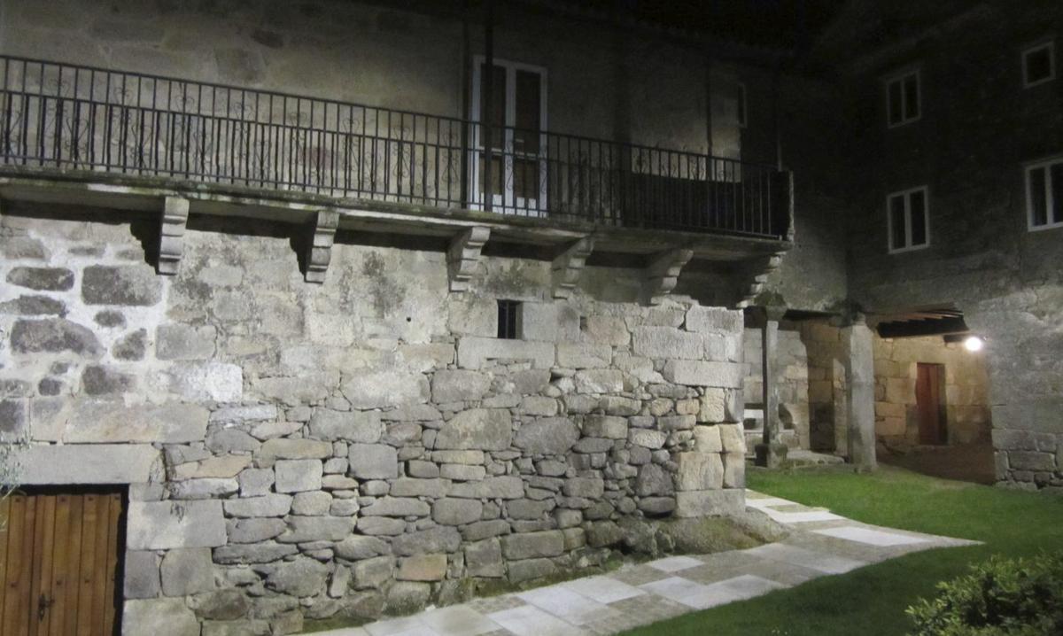 Restos del muro antiguo de la más antigua, de 1465. | TINO HERMIDA
