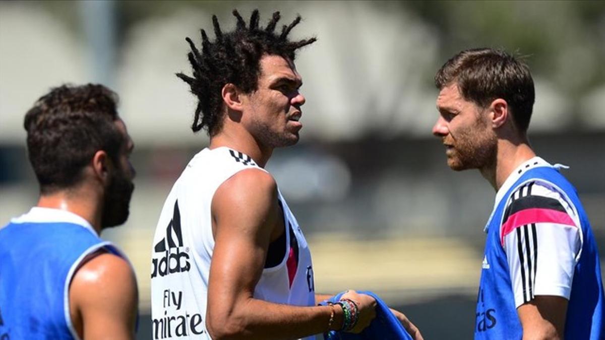 Pepe y Xavi Alonso, durante el entrenamiento en la universidad de UCLA: