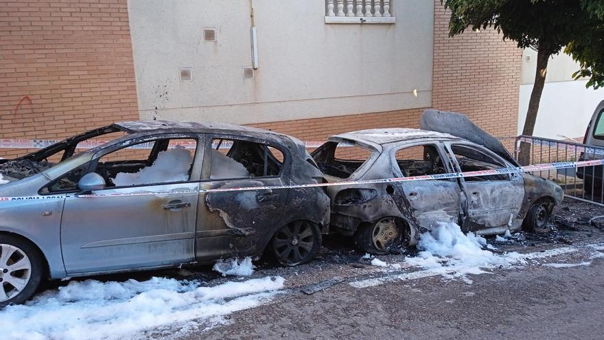 Vídeo | Alarma en el R-66 de Cáceres: arden dos coches en la madrugada de San Jorge