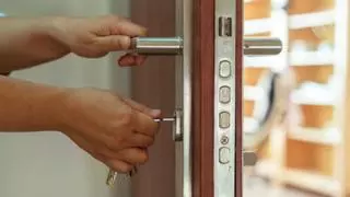 Una casera entra sin permiso en la vivienda de sus inquilinos, cambia la cerradura y acaba condenada a pagar 2.640 euros