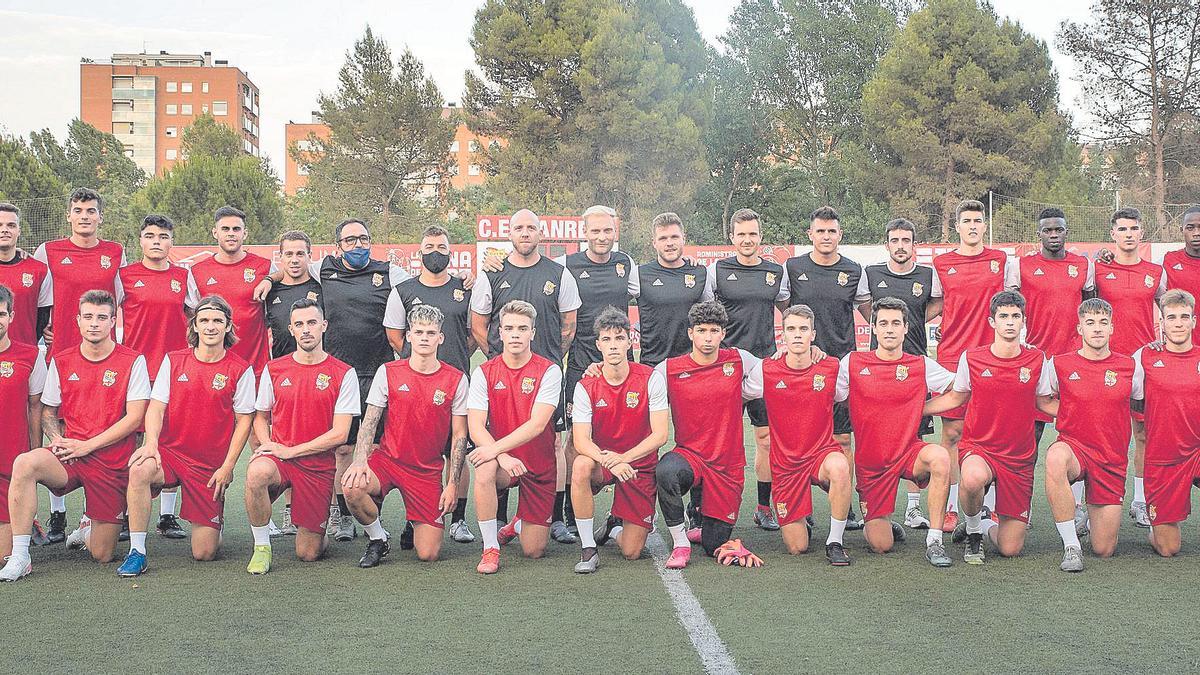 La plantilla i l’equip tècnic del CE Manresa, ahir.