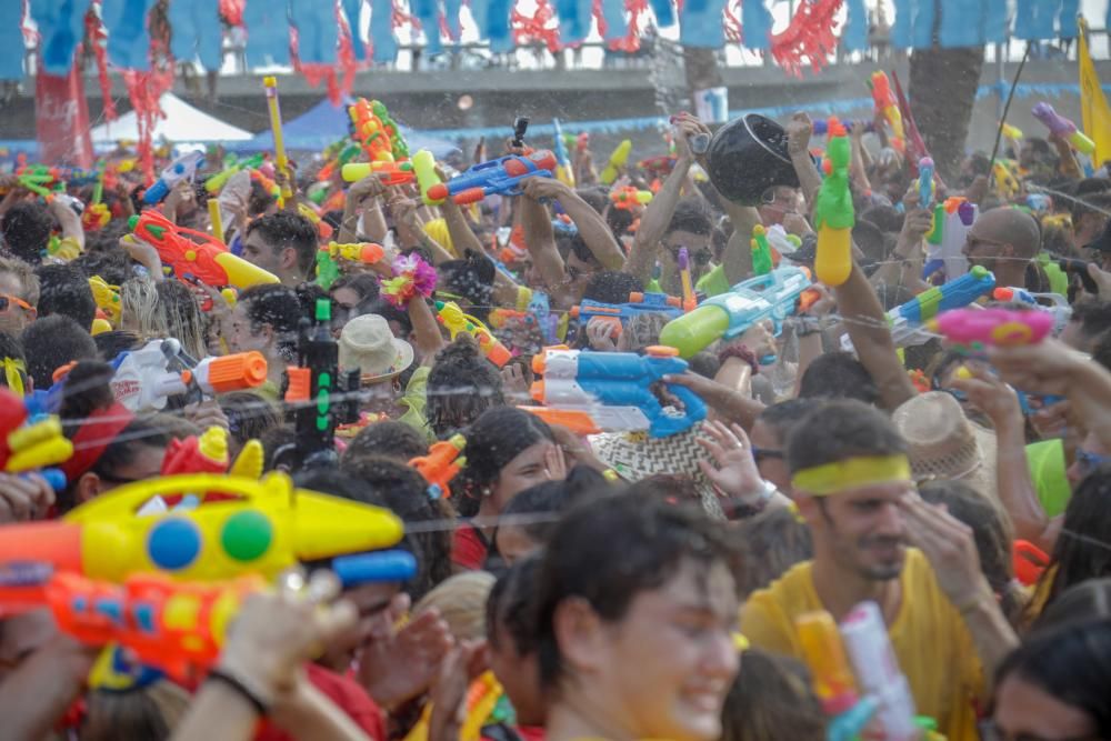 Palma celebra la batalla de agua entre Canamunt y Canavall