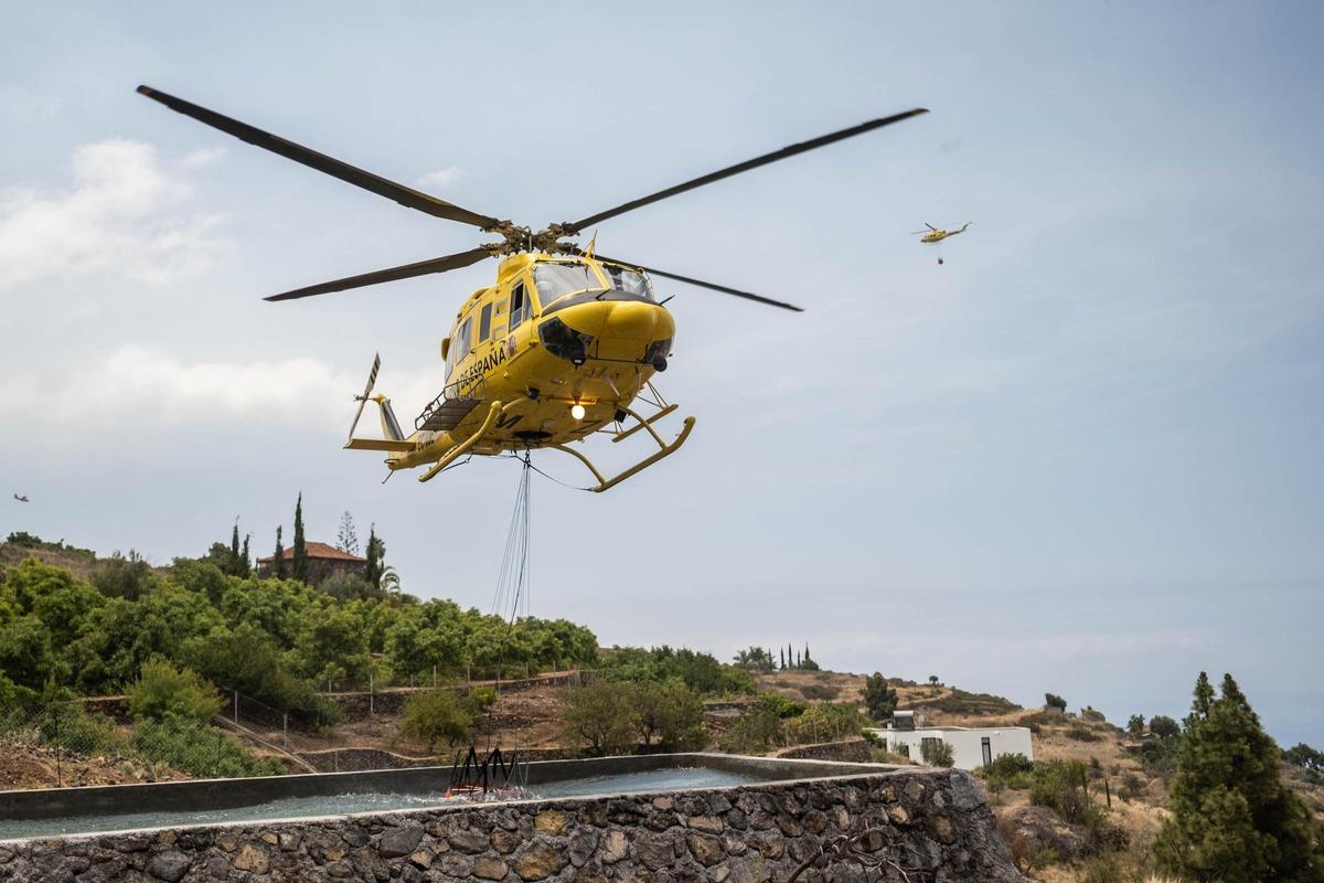 Un helicóptero recoge agua de un embalse durante el incendio de 2023 en Tijarafe y Puntagorda, en La Palma.