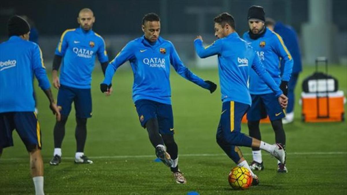 Neymar, rodeado por Alves, Mascherano, Alba y Adriano, en la vuelta a los entrenamientos de este domingo.