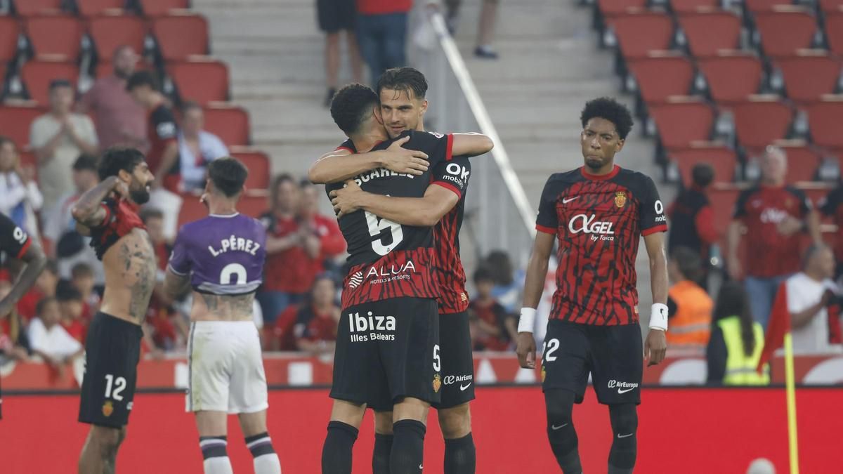 Valjent y Mascarell se abrazan tras conseguir la victoria ante el Valladolid.