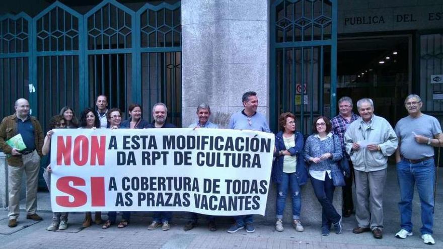 Una imagen de la concentración celebrada ayer a las puertas de la Biblioteca Pública A. Odriozola.