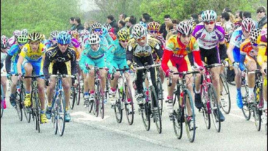 Los corredores, en un momento de la primera etapa de esta edición del trofeo «Tarangu».