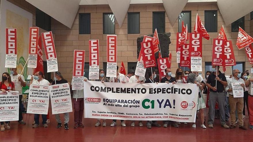 Concentración de UGT y CCOO en el hospital Reina Sofía para denunciar la precariedad laboral del personal de mantenimiento en los hospitales andaluces.