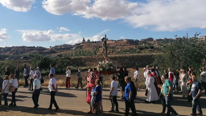 Toresanos arropan al Cristo de las Batallas en la procesión de 2022 | M.J. C.