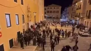 Cargas policiales para dispersar una protesta antifascista tras el mitin de Abascal en Menorca