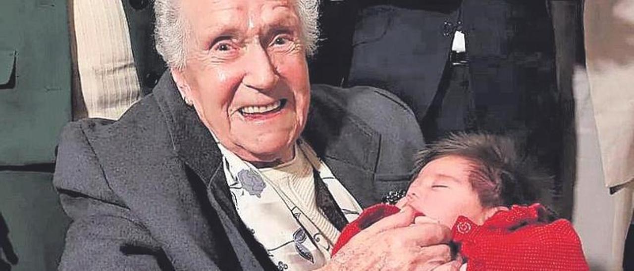 Esperança Ramis, de 99 años, y Magina Serra, de apenas un mes