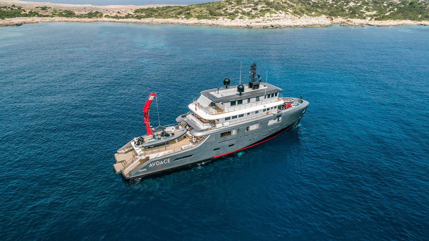 Este es el barco amarrado en Ibiza con apartamento privado, discoteca y famoso por sus fiestas con dj