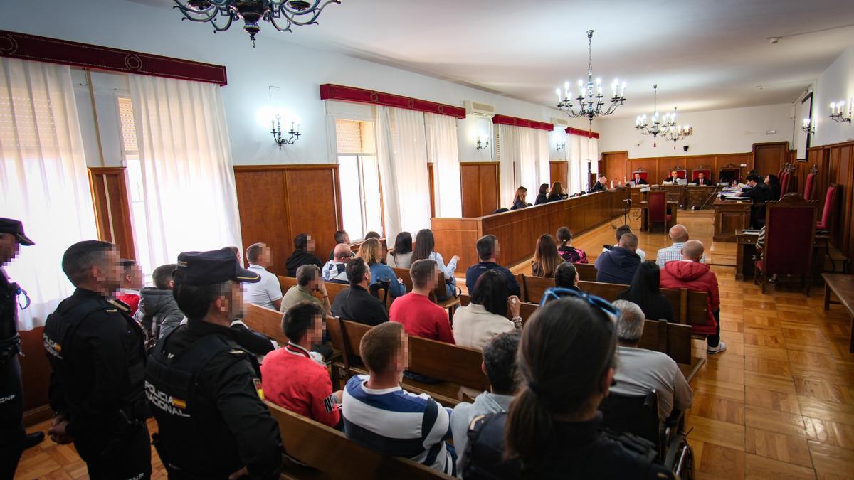 Los acusados en la primera sesión del macrojuicio por tráfico de drogas en la Audiencia Provincial de Badajoz.