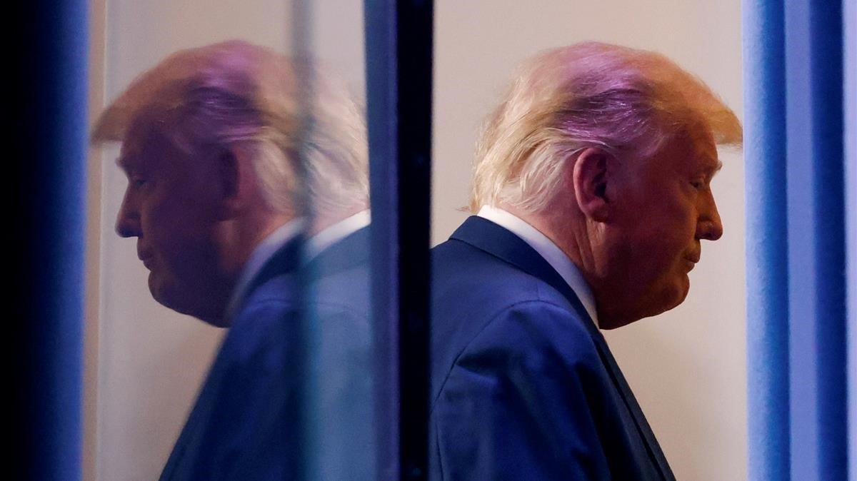 zentauroepp55771519 u s president donald trump is reflected as he departs after201106181448 zentauroepp55771519 u s president donald trump is reflected as he departs after201106181448