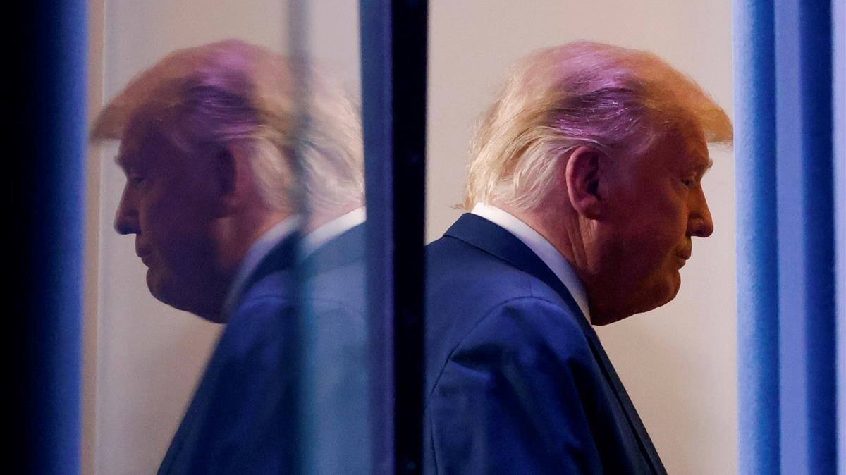 zentauroepp55771519 u s  president donald trump is reflected as he departs after201106181448