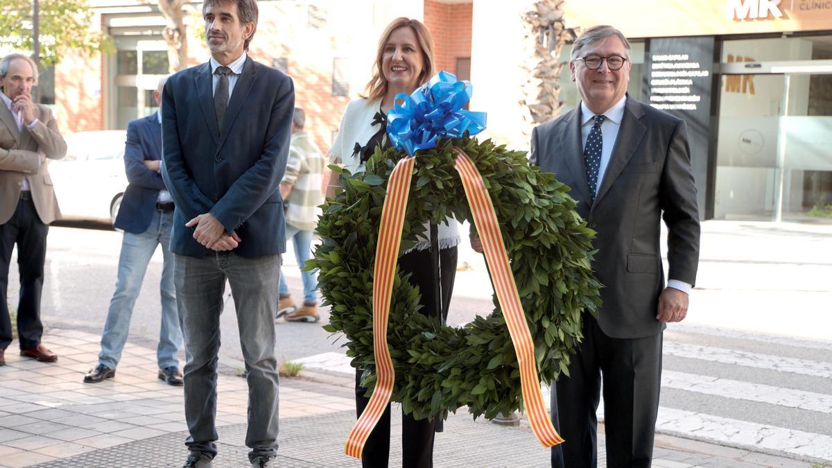 Colocación de una corona de laurel a los pies del monolito.